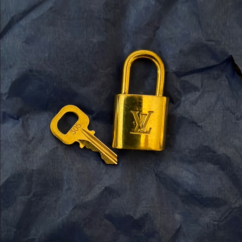 Louis Vuitton Shiny Gold Lock and Key Set number 305